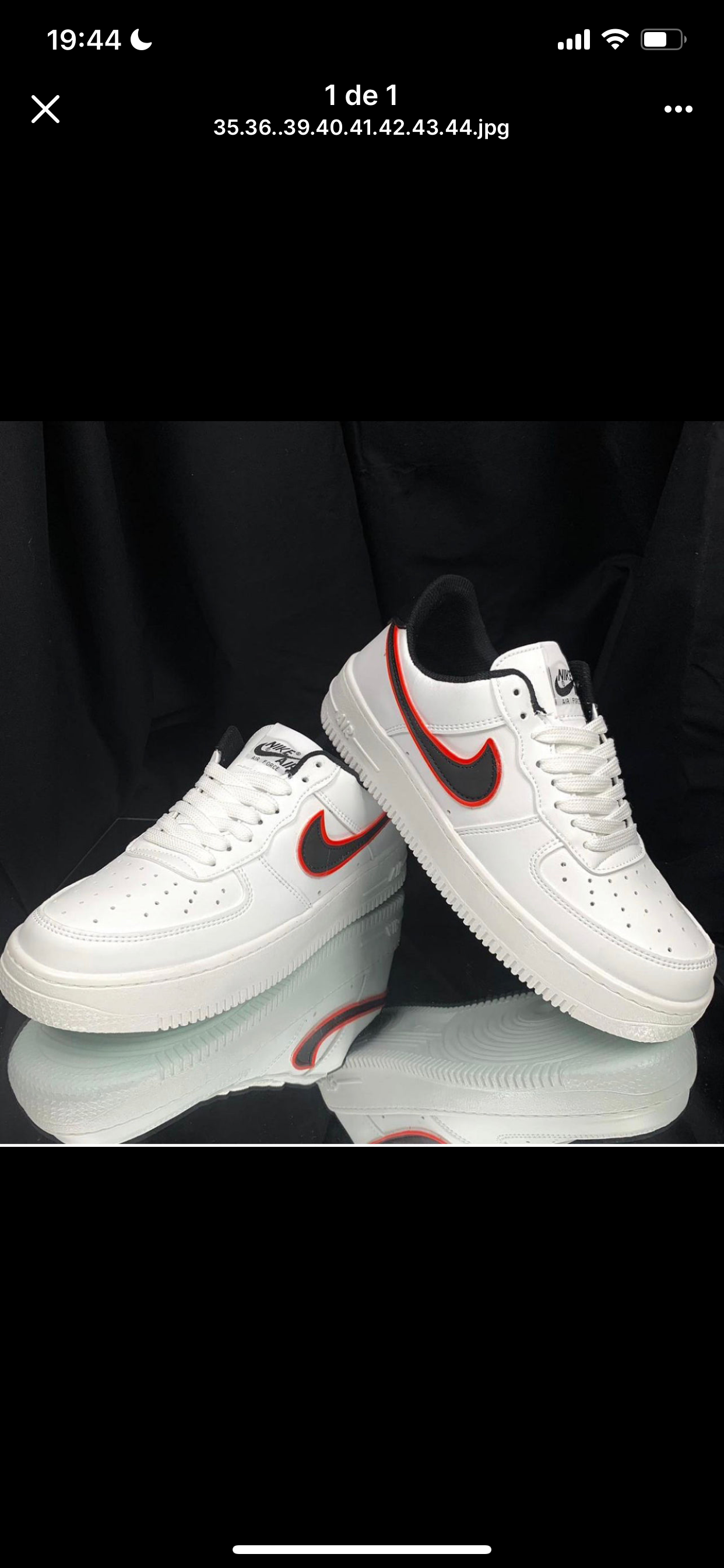 Air Force 1 logo negro con rojo