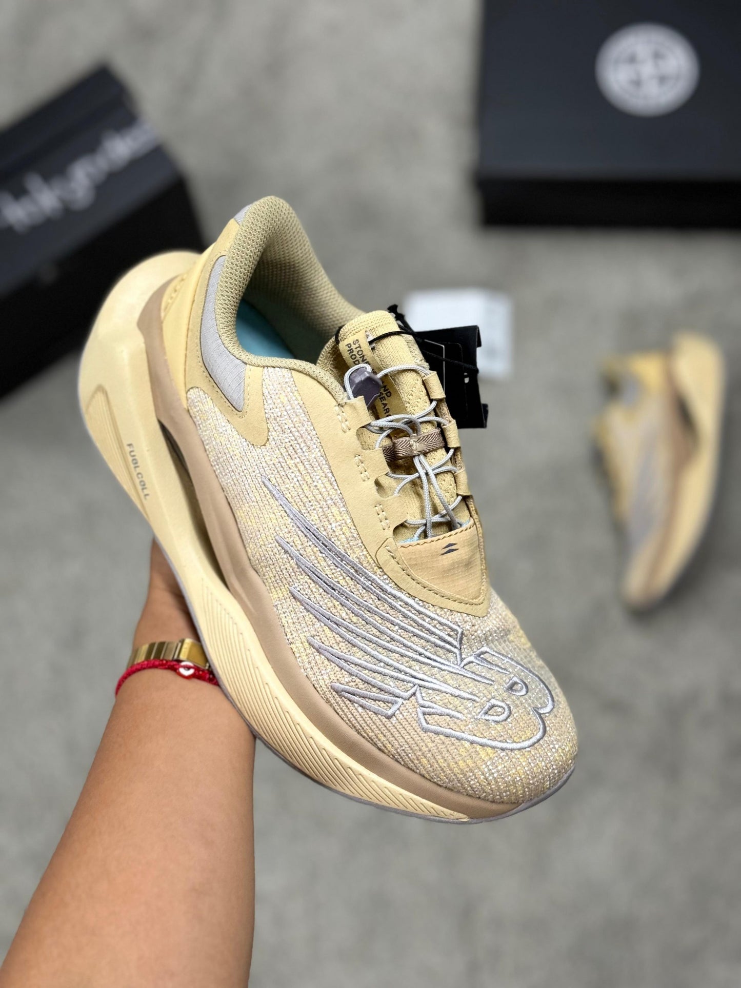 Stone island  dorada máxima calidad