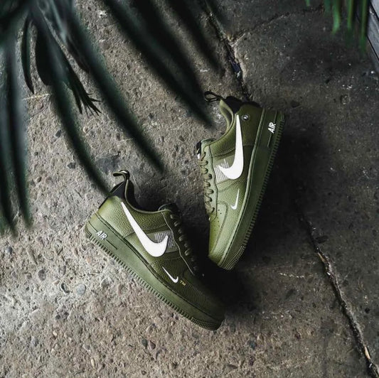 Nike Air Force 1 logo verde musgo