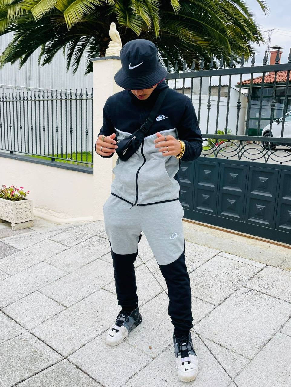 NIKE TECH FLEECE NEGRO/GRIS