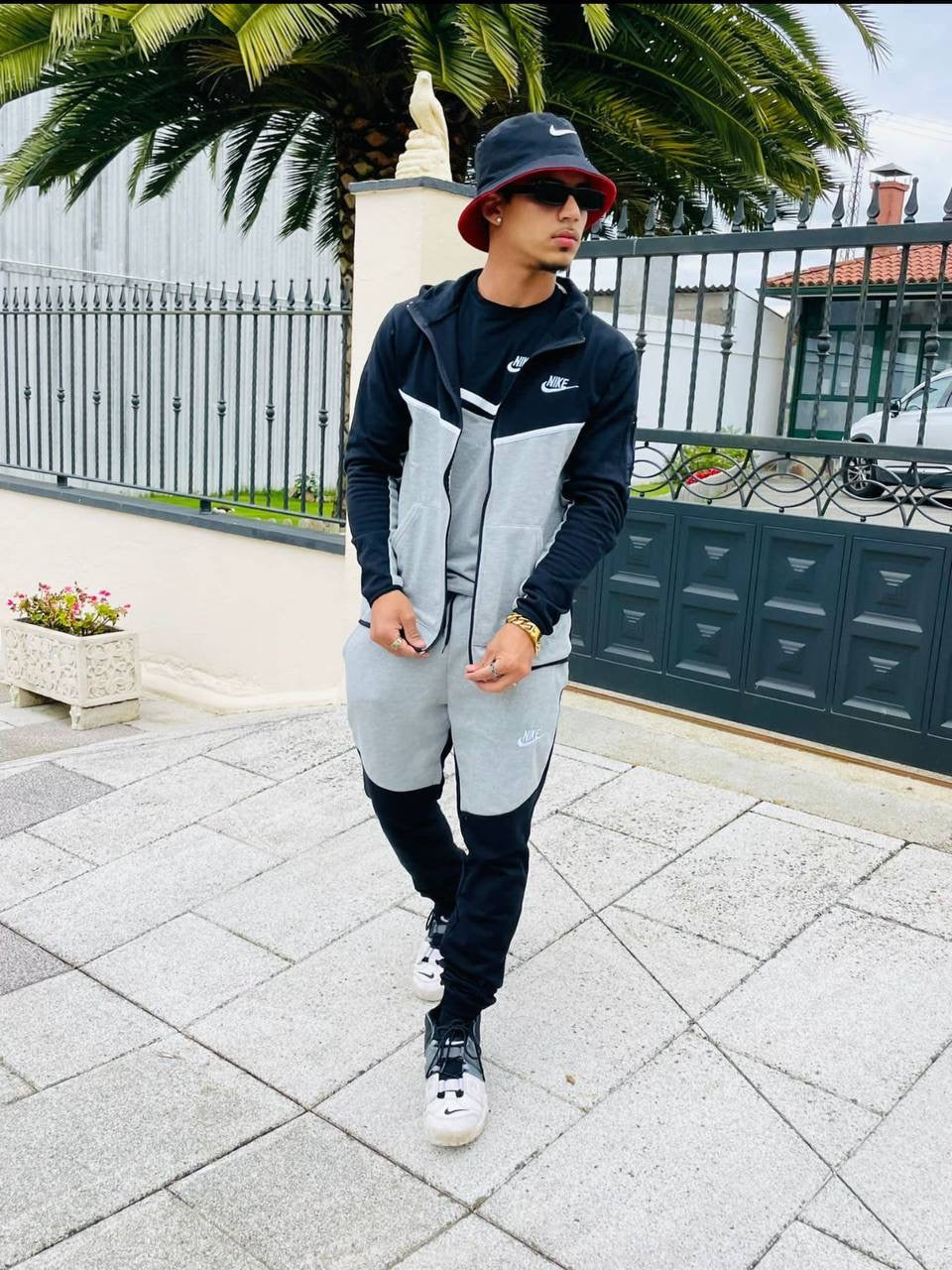 NIKE TECH FLEECE NEGRO/GRIS