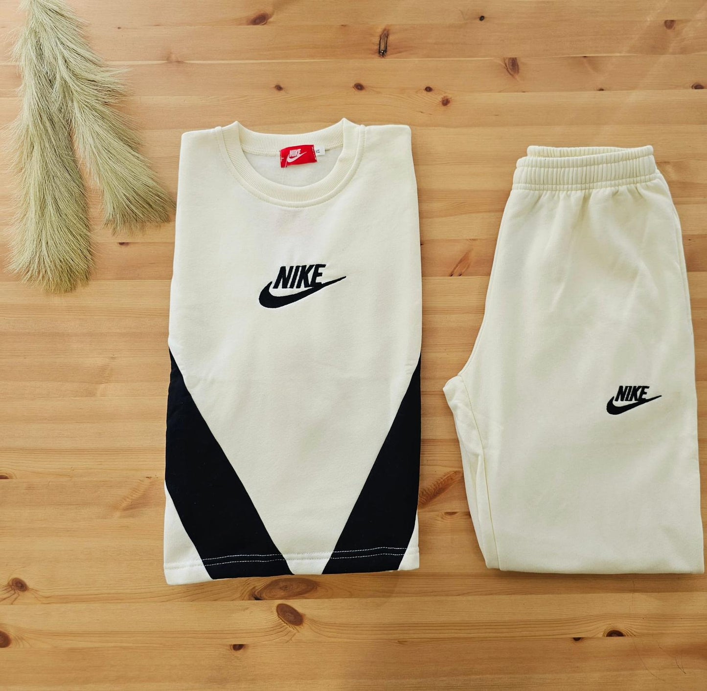 Conjunto Nike mujer crema/negro