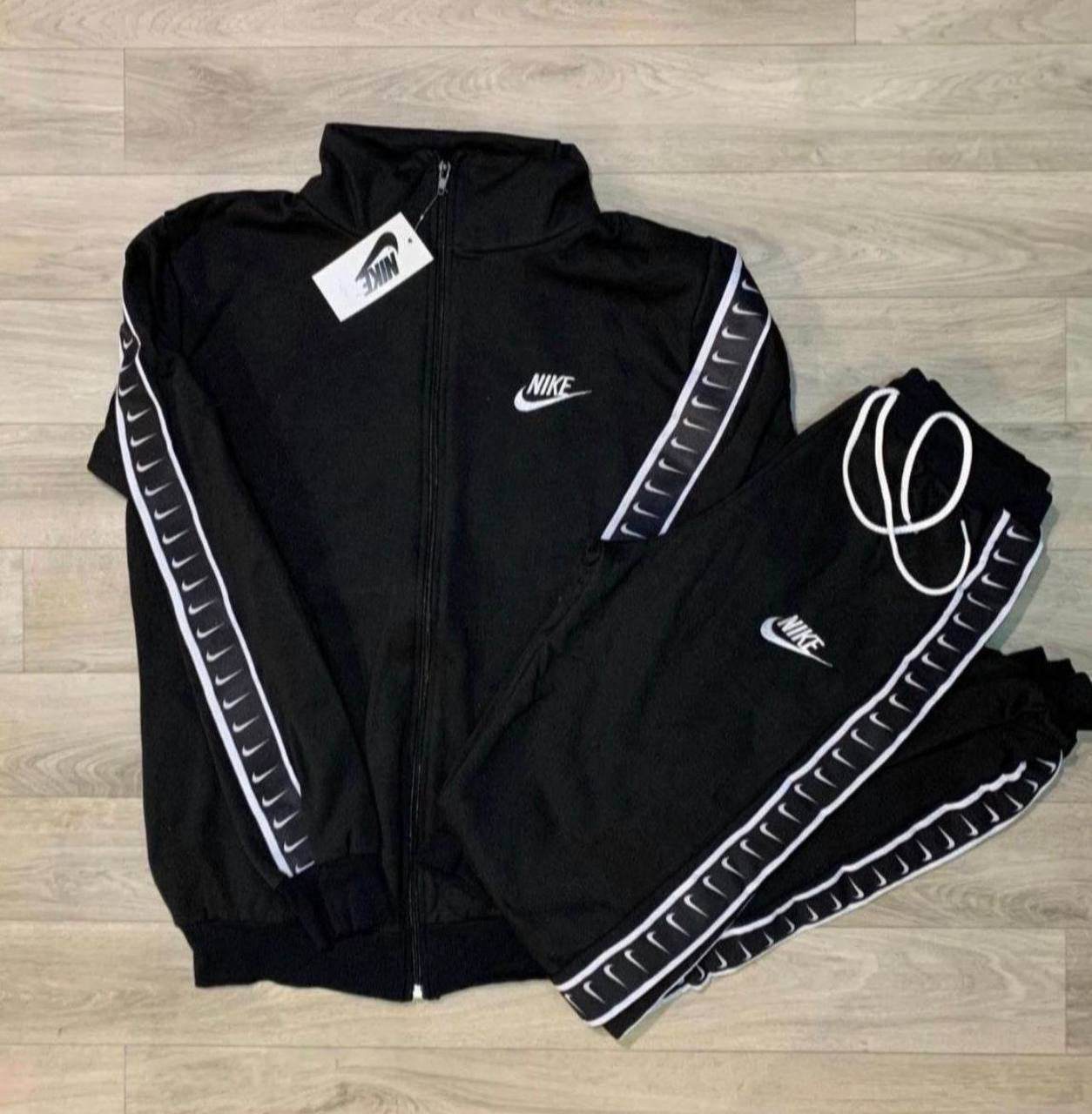 Chándal negro Nike( SIN CAPUCHA)