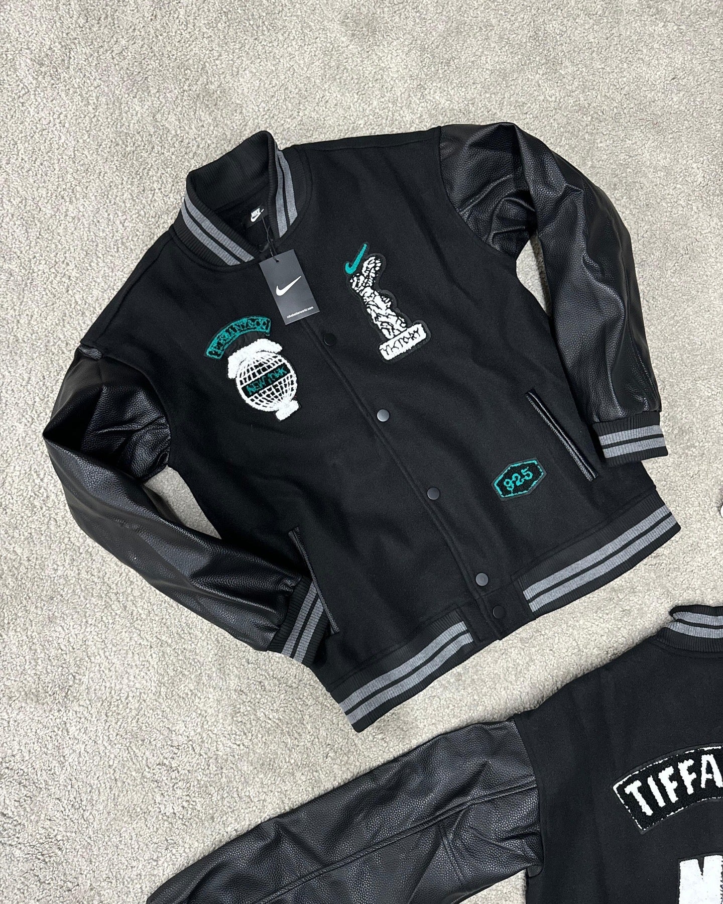 Chaqueta. *NIKE* por *TIFFANY & CO*