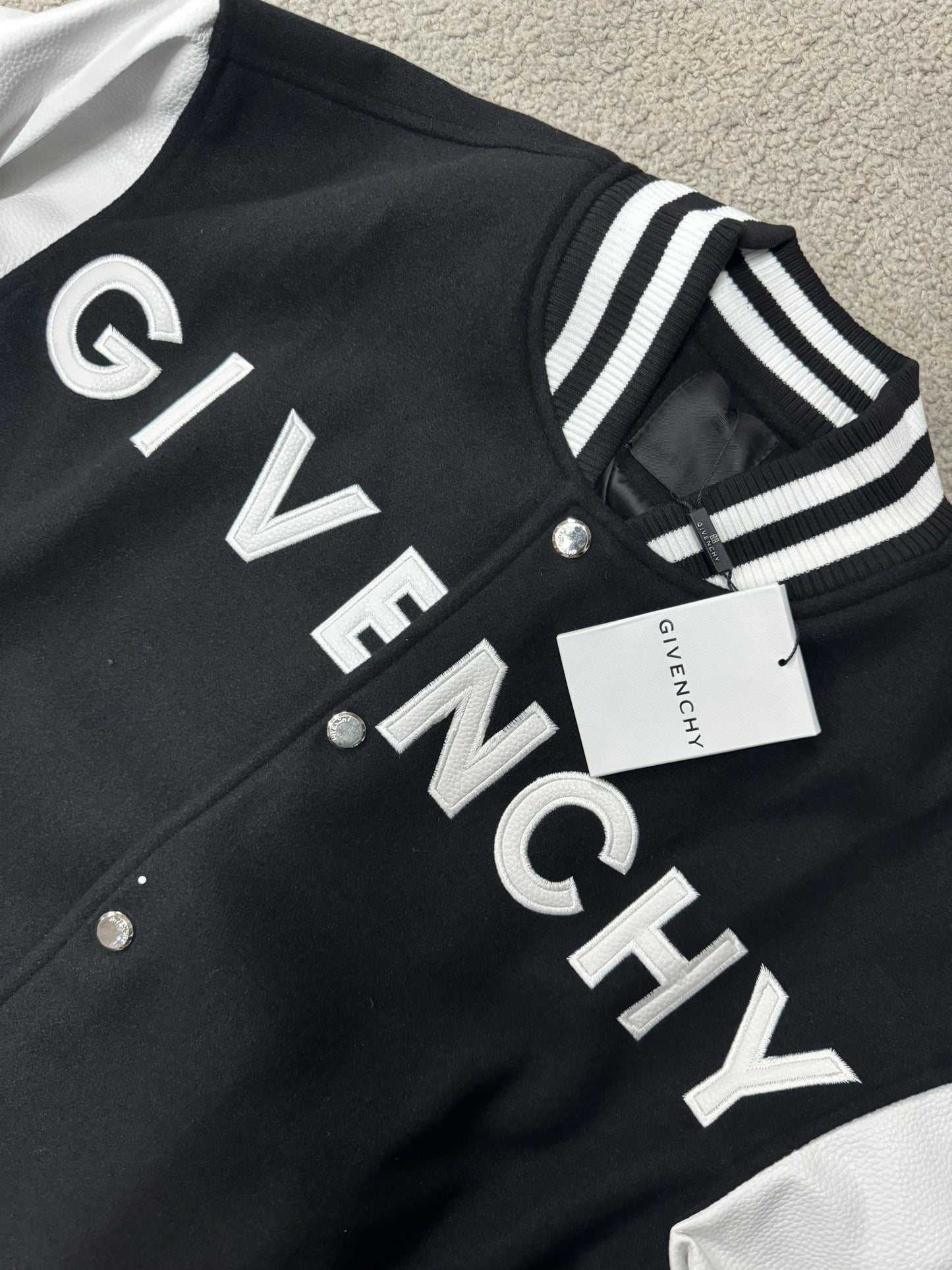 Chaquetas GIVENCHY
Calidad *HOT GAME*