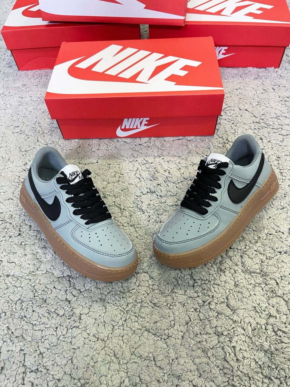 AIR FORCE 1 GRIS LOGO NEGRO