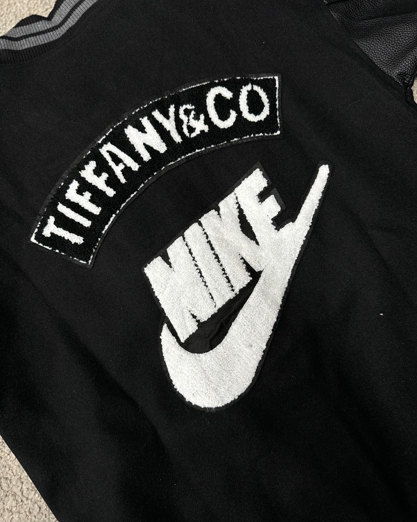 Chaqueta. *NIKE* por *TIFFANY & CO*