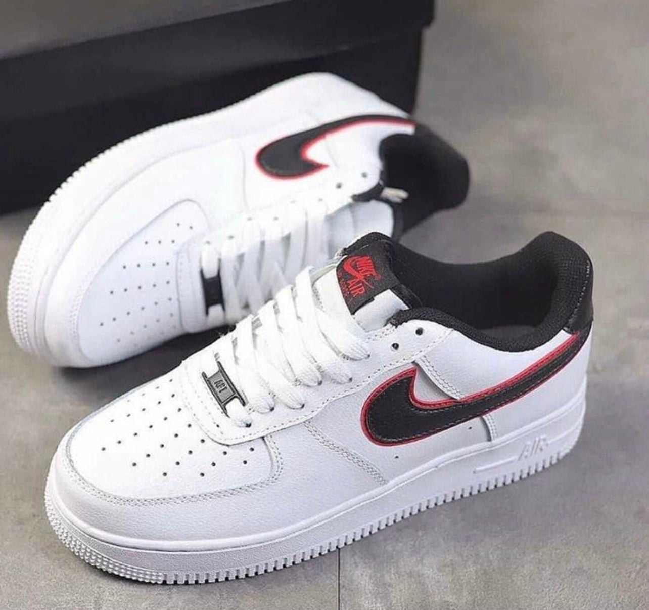 Air Force 1 logo negro con rojo