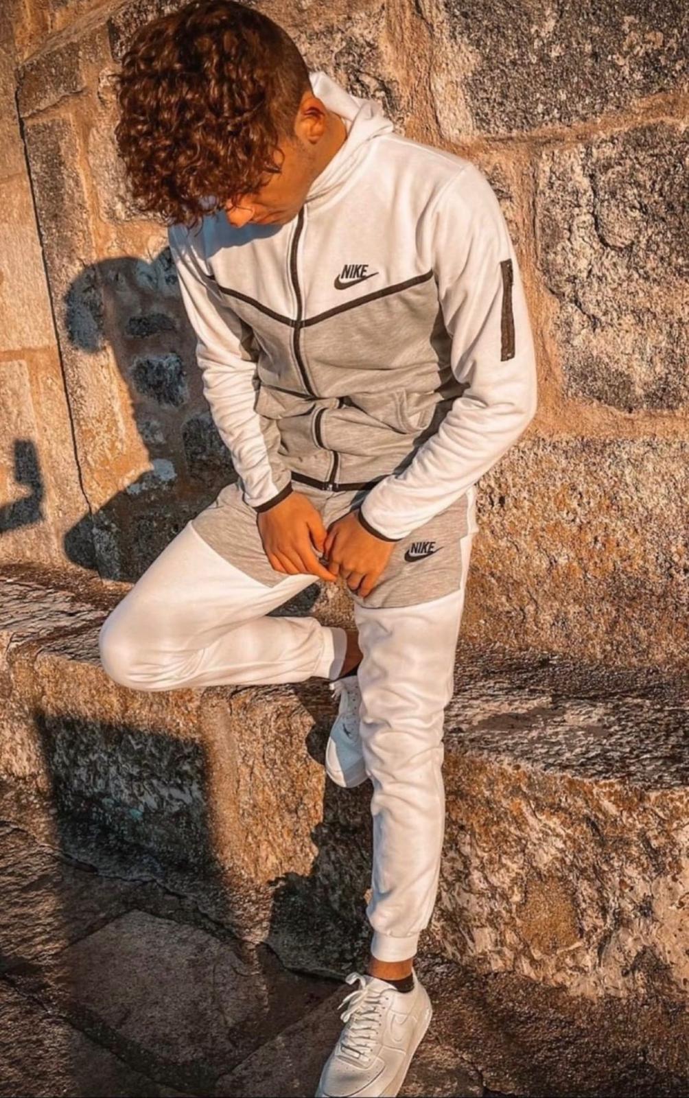 NIKE TECH FLEECE GRIS-BLANCO