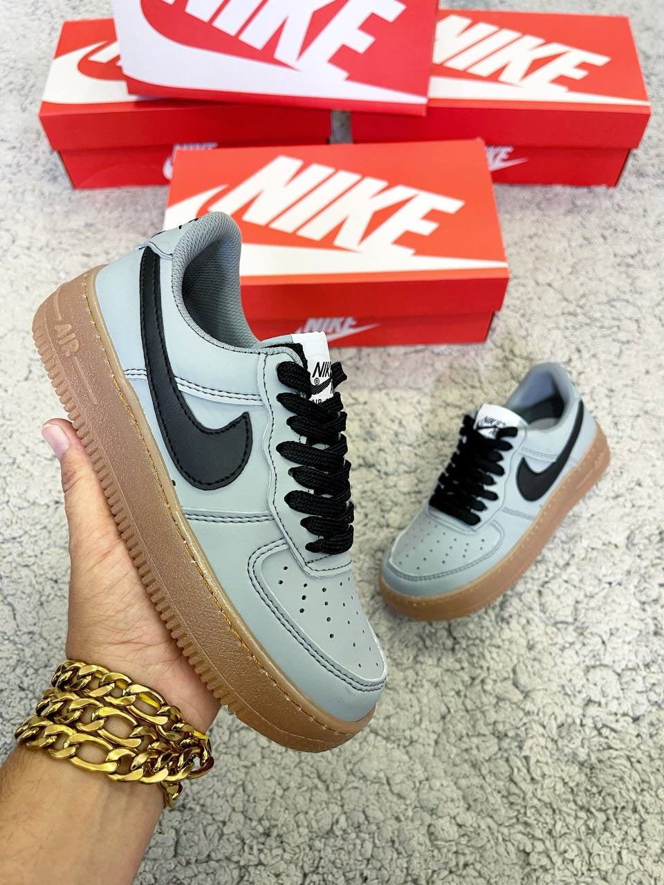 AIR FORCE 1 GRIS LOGO NEGRO