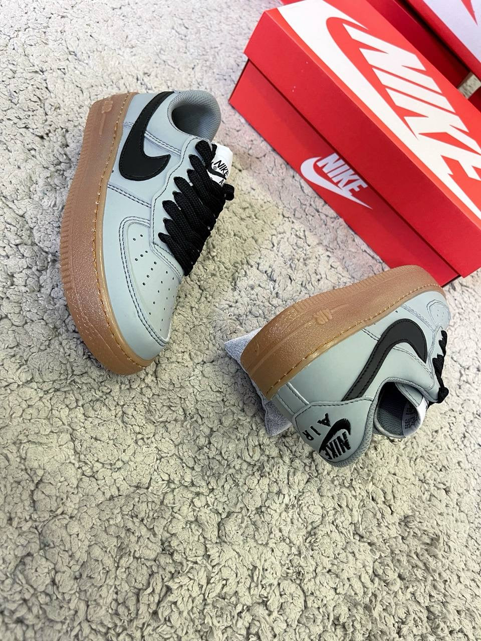 AIR FORCE 1 GRIS LOGO NEGRO