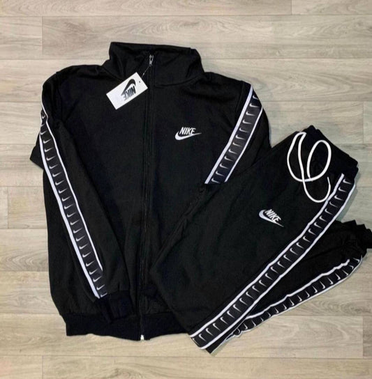 Chándal negro Nike( SIN CAPUCHA)