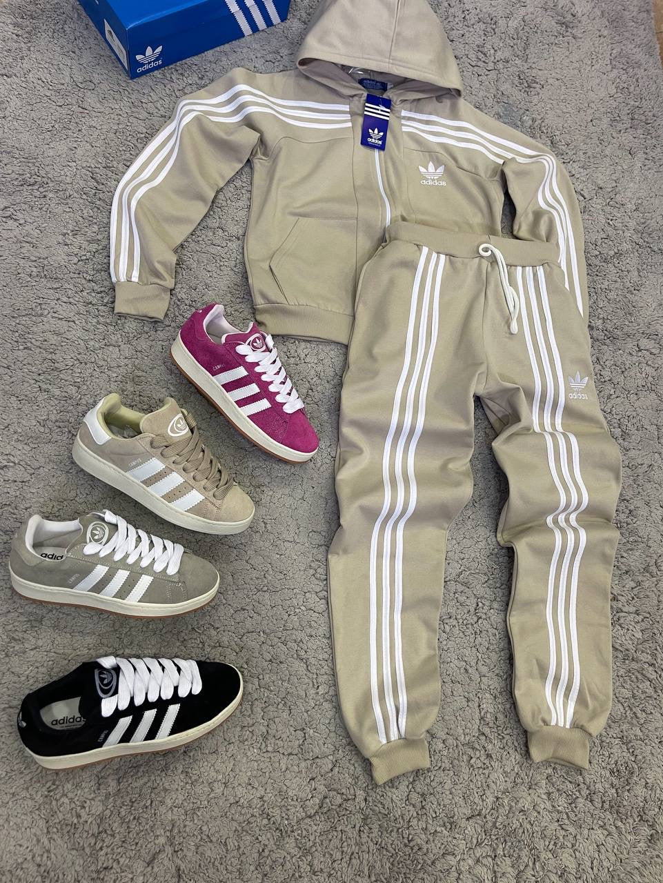 Novedad Chándal Adidas beigo