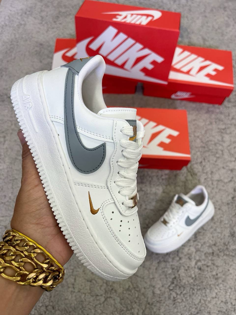 AIR FORCE 1 BLANCA LOGO GRIS
